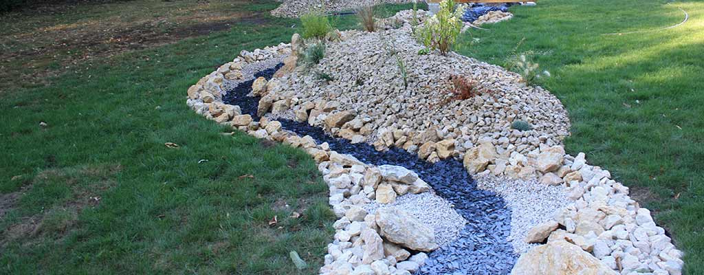 rivière sèche mélange ardoise, cailloux et rochers