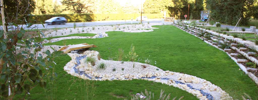 rivière sèche et pont en bois